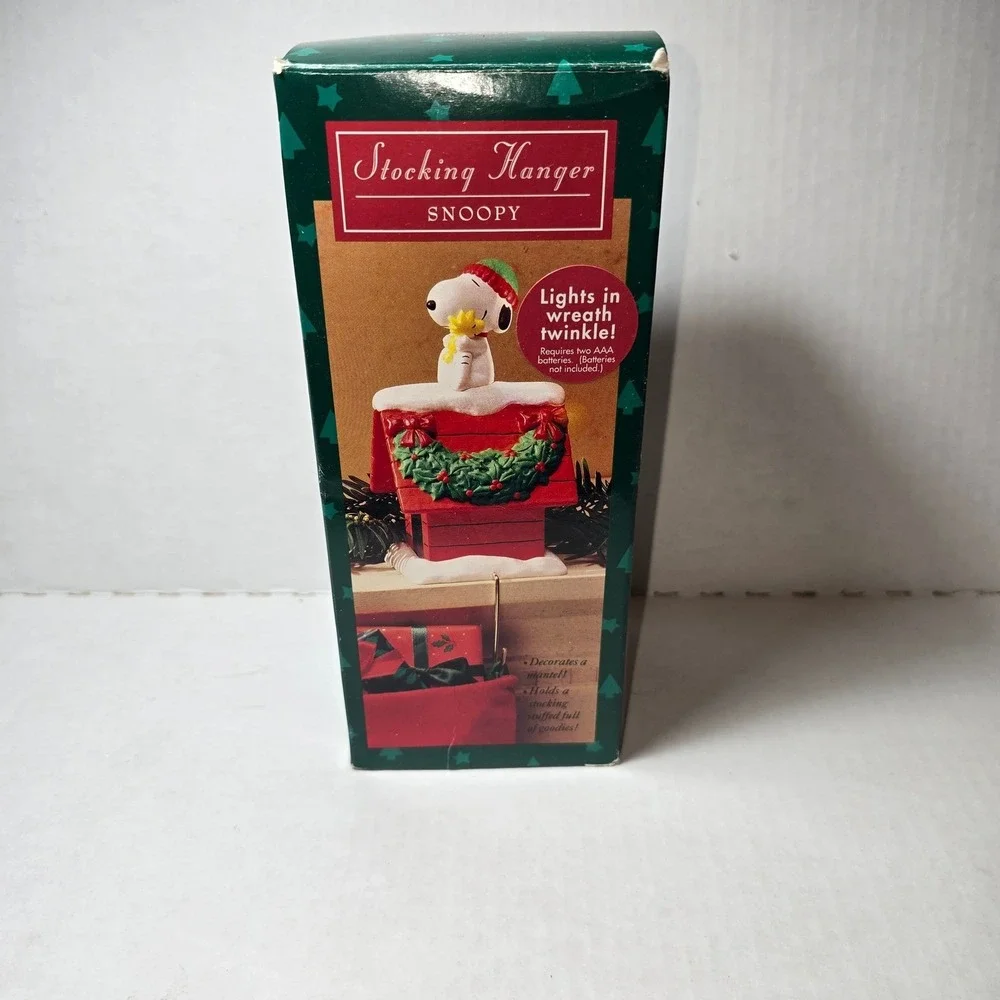 Hallmark Peanuts Stocking Hanger Snoopy Lights in Wreath Twinkle Christmas WORKS